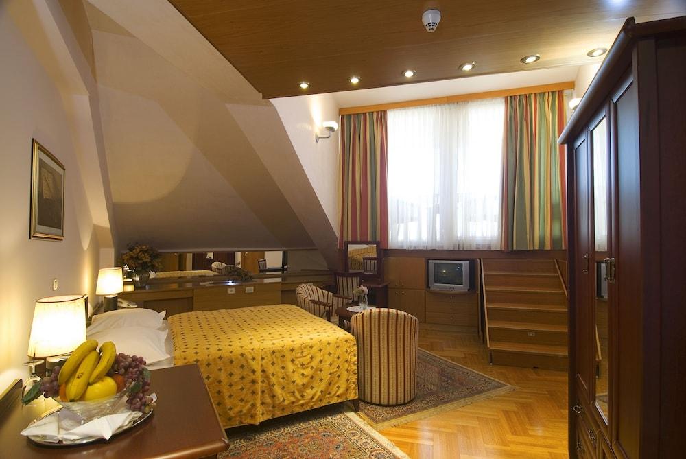 Palazzo President Hotel Сплит Екстериор снимка